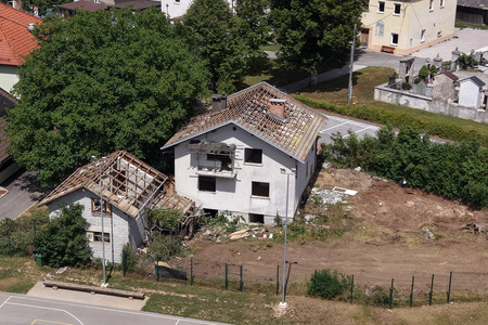 BEGUNJE ZAČETEK RUŠENJA HIŠE PRI POŠ BEGUNJE 04 FOTO LJUB VUKELIČ